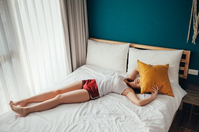 Pillow Between Legs When Sleeping 5 Great Benefits Krostrade Uk